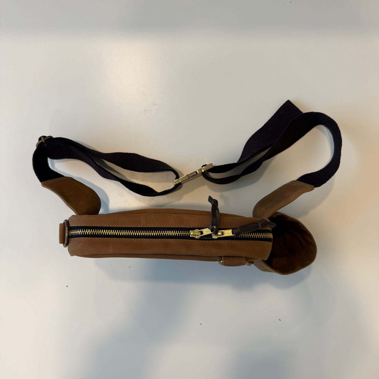 Marka - Hip-pack i vokset canvas