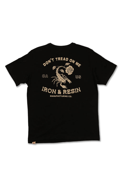 Iron and Resin – Don't Tread On Me Pocket Tee (Sort)