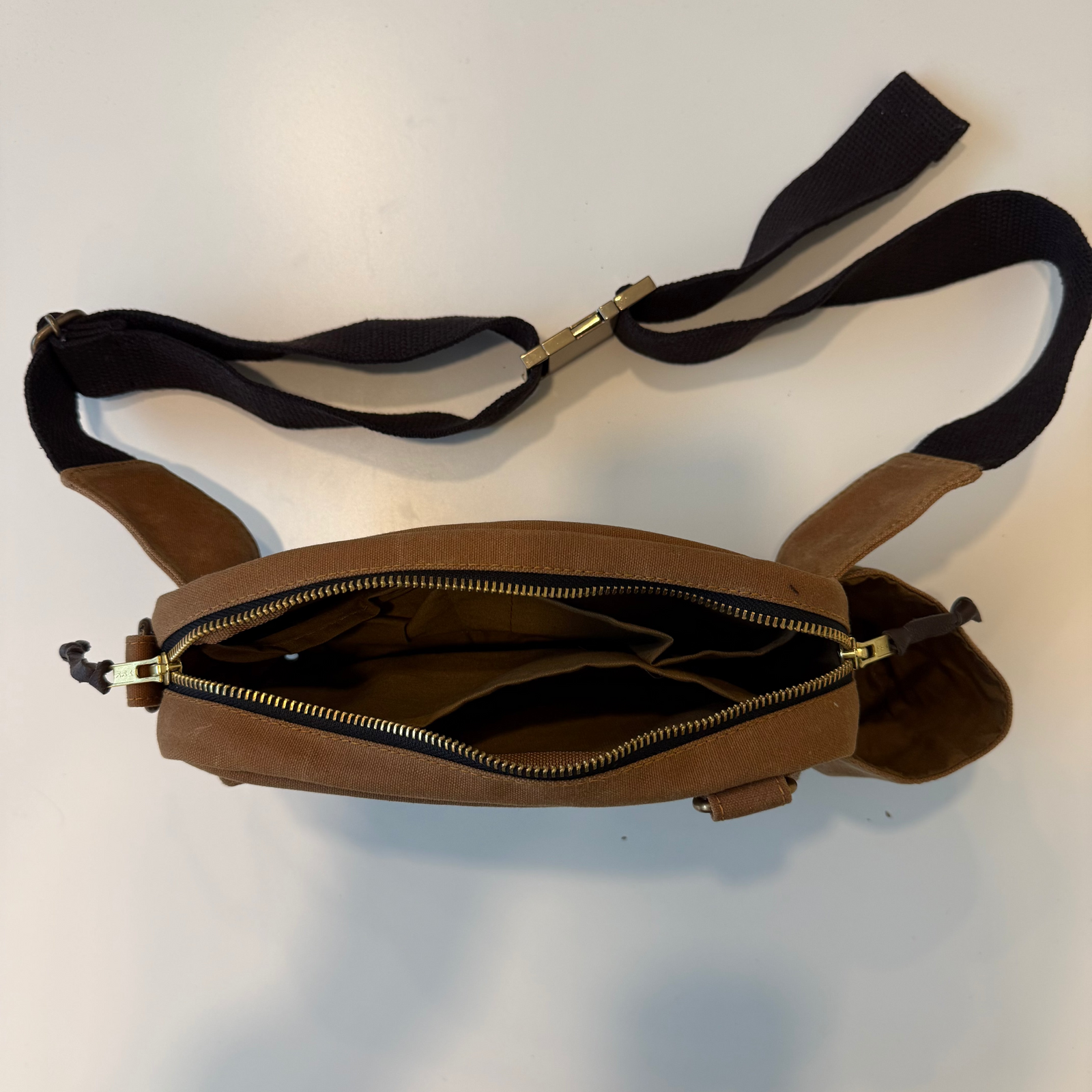 Marka - Hip-pack i vokset canvas